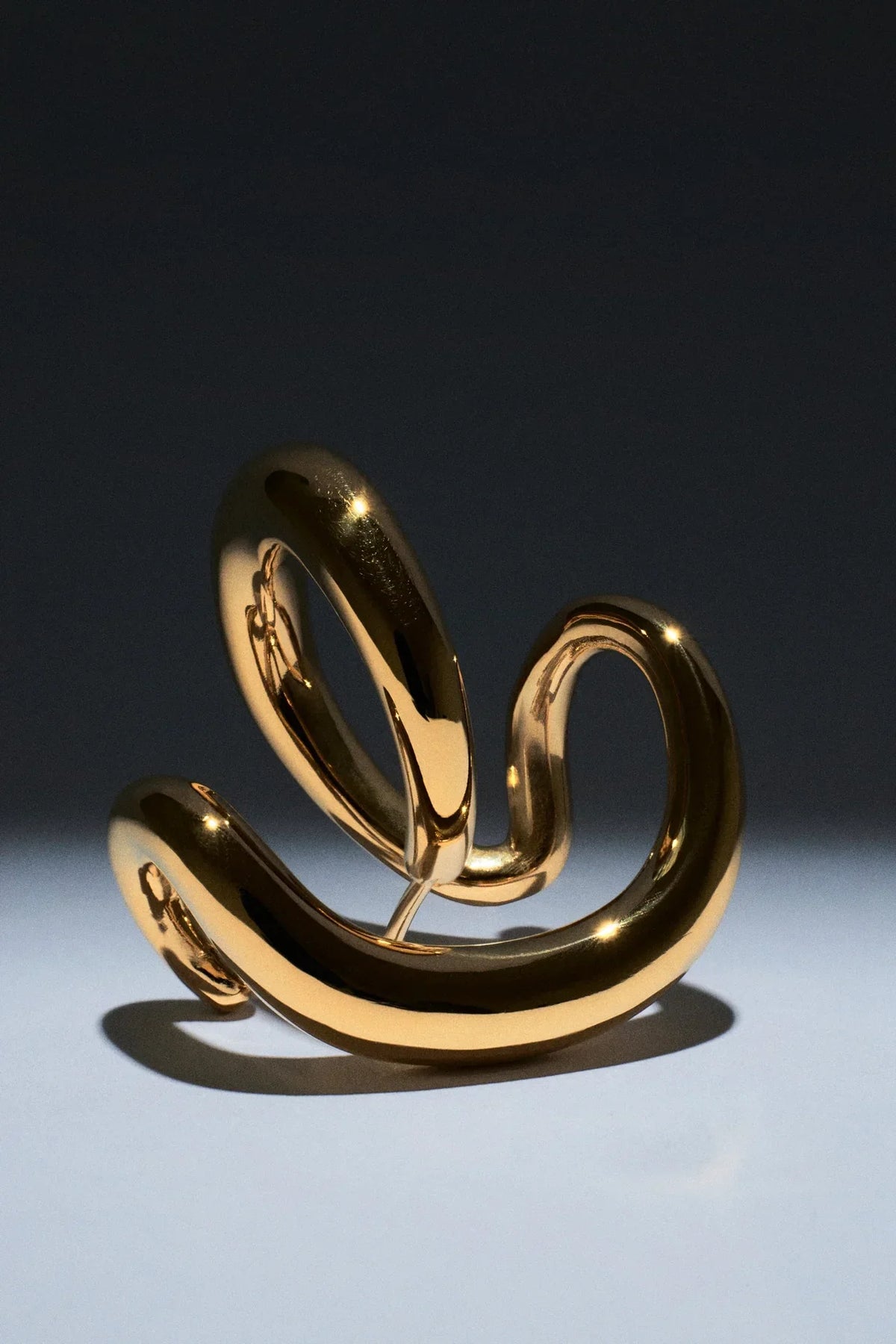 18k gold vs 925 silver jewelry: modern gold ring design