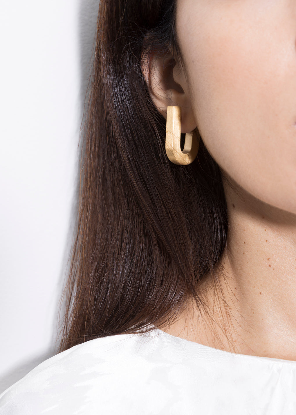 model wearing fiona brushed earrings in gold