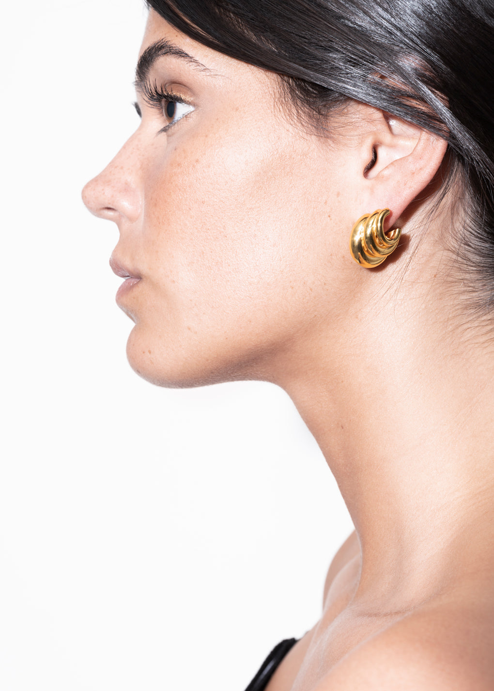 model wearing daphne earrings in gold