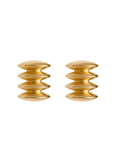 Paar goldene Ohrringe mit wellenförmigem Design auf weißem Hintergrund
