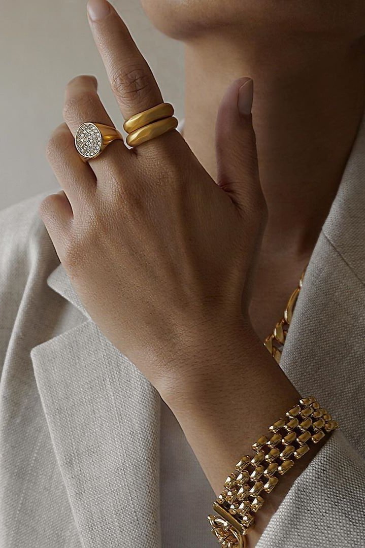 model wearing lang rings, gala bracelet and manu ring white in gold 