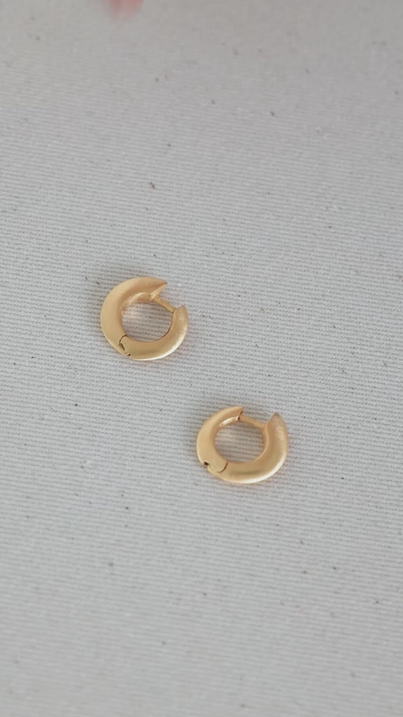 Model using sarah mini hoops in gold 