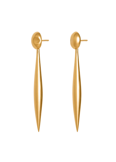 Goldene Ohrringe mit langem, dünnem, speerähnlichem Design auf weißem Hintergrund